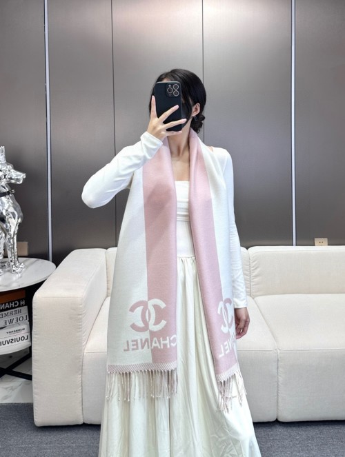 Écharpe Chanel Bicolore en Laine Mérinos Rose Pâle et Beige, 184 x 34 cm 1 Écharpe Chanel Bicolore en Laine Mérinos Rose Pâle et Beige, 184 x 34 cm