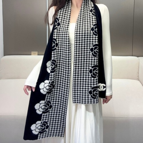 Chanel Sjaal met Camelia en Hounds Tooth Patroon - Zwart & Wit, 33 x 180 cm 1 Chanel Sjaal met Camelia en Hounds Tooth Patroon - Zwart & Wit, 33 x 180 cm