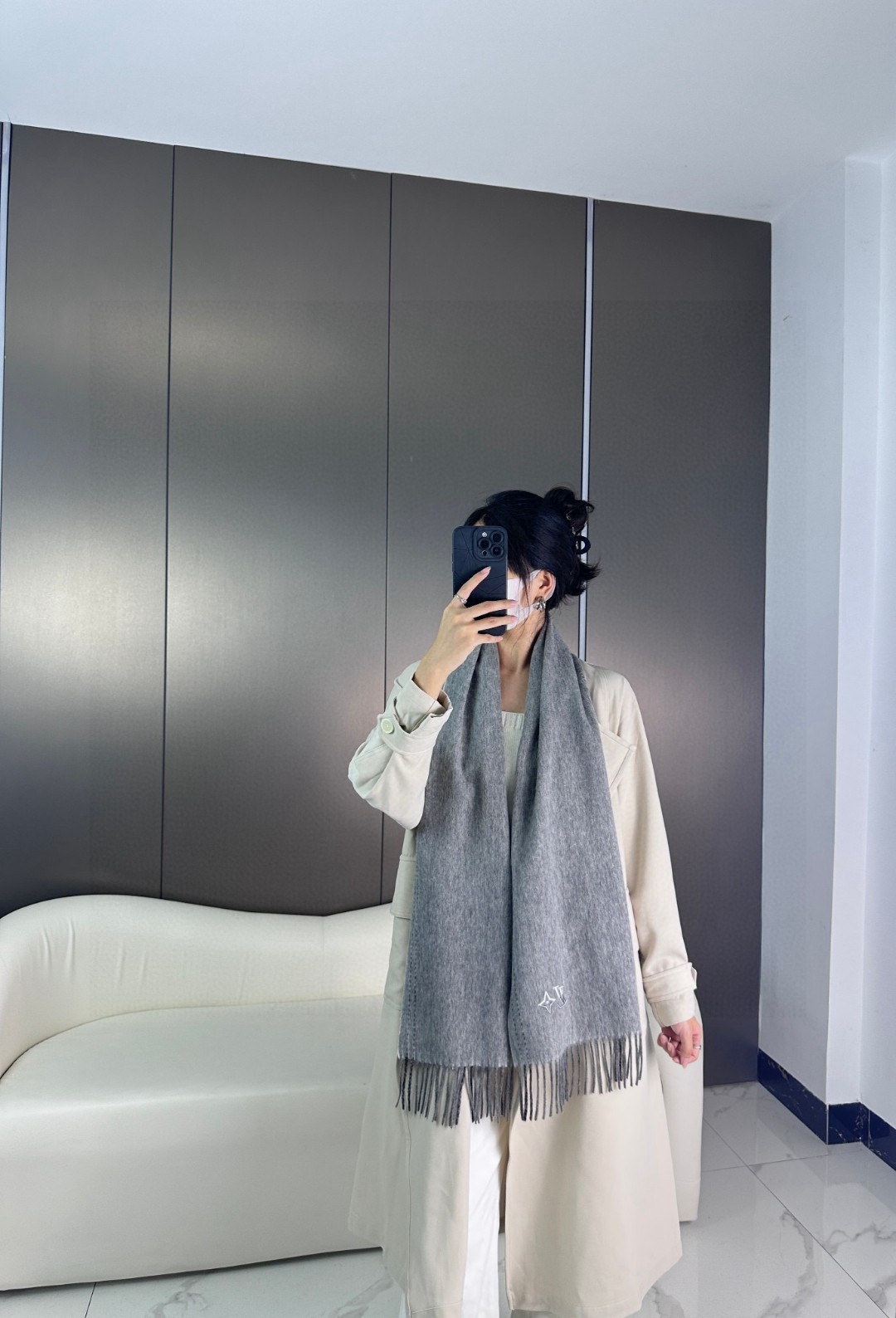 Louis Vuitton Unisex Cashmere Scarf - Soft, Elegant, and Versatile Style 2 a1733668988594 2748