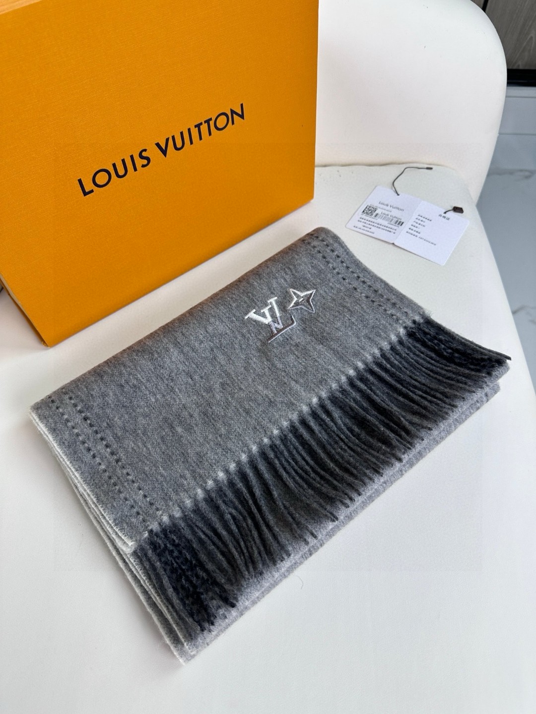 Louis Vuitton Unisex Cashmere Scarf - Soft, Elegant, and Versatile Style 4 a1733668988599 3058