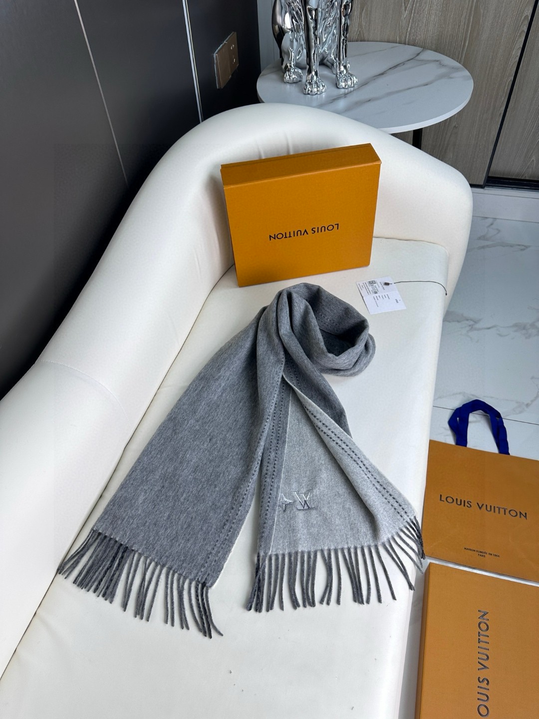 Louis Vuitton Unisex Cashmere Scarf - Soft, Elegant, and Versatile Style 6 a1733668988603 2446