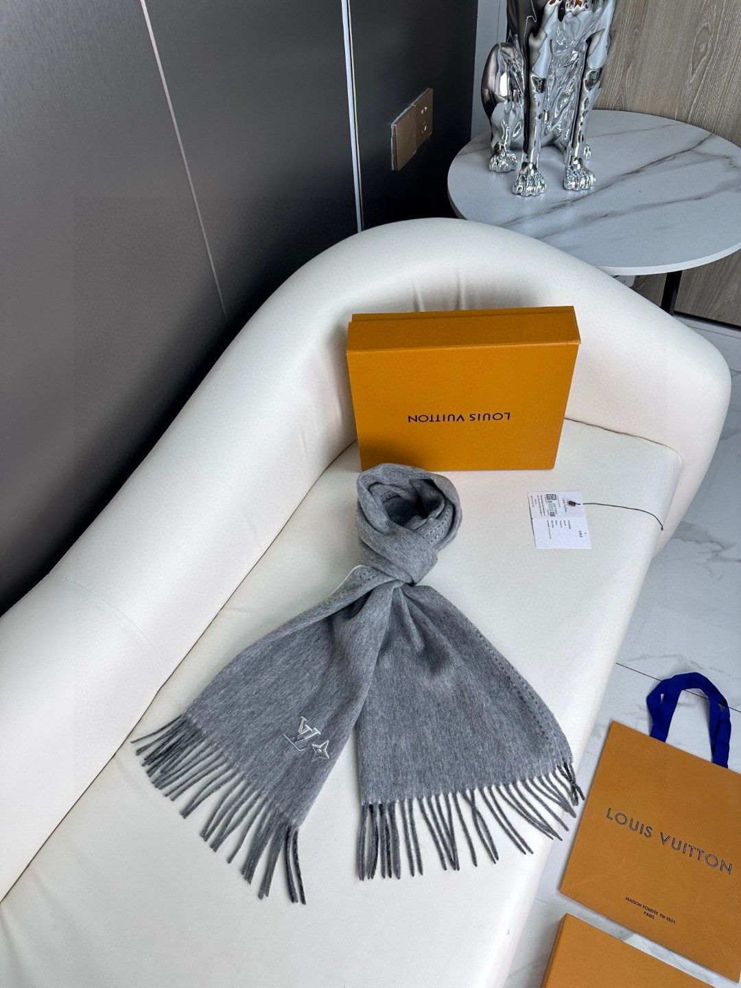 Louis Vuitton Unisex Cashmere Scarf - Soft, Elegant, and Versatile Style 7 a1733668988607 3444