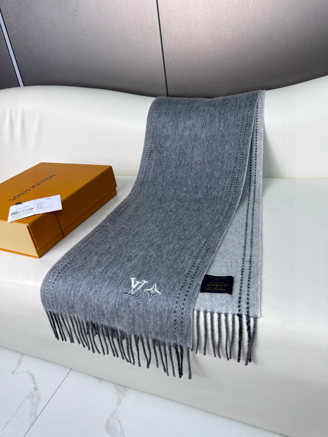 Louis Vuitton Unisex Cashmere Scarf - Soft, Elegant, and Versatile Style 5 a1733668988609 5084