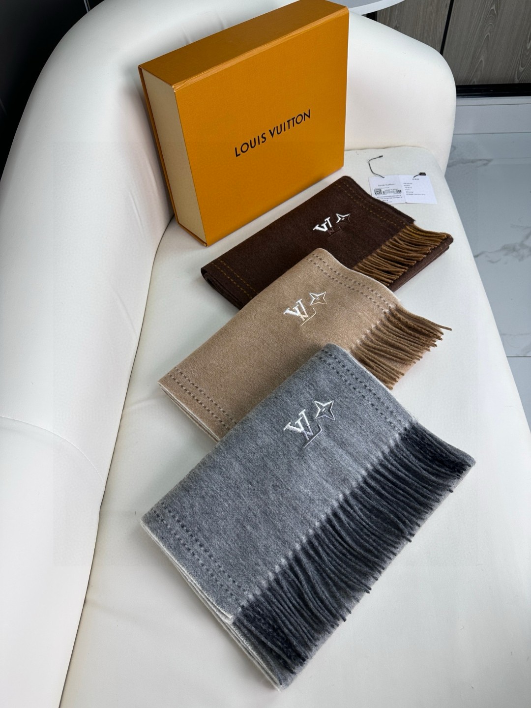 Louis Vuitton Unisex Cashmere Scarf - Soft, Elegant, and Versatile Style 10 a1733668990133 5546