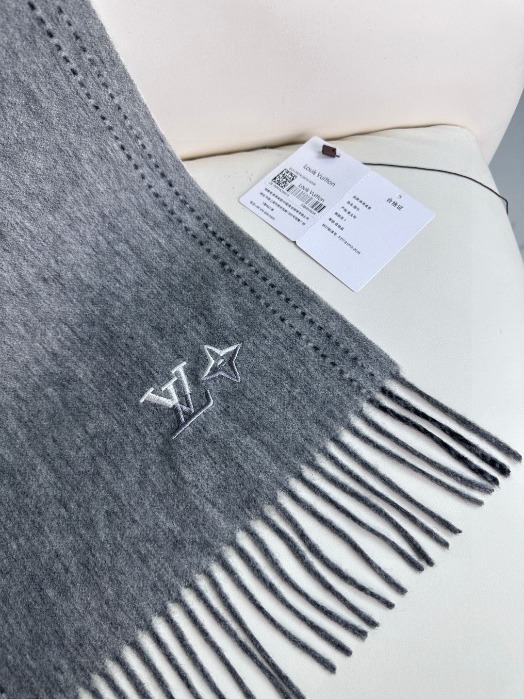 Louis Vuitton Unisex Cashmere Scarf - Soft, Elegant, and Versatile Style 8 a1733668990135 8582