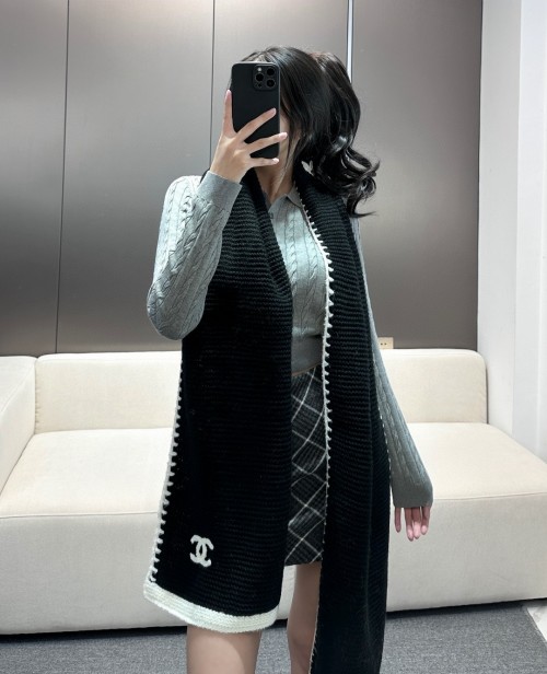 Écharpe Chanel en Cachemire et Laine, Broderie Élégante, 200 x 70 cm 1 Écharpe Chanel en Cachemire et Laine, Broderie Élégante, 200 x 70 cm