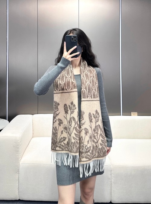 Elegant Wool Scarf with Floral and Chain Print - Unisex Design, Classic Style 1 Elegant Wool Scarf with Floral and Chain Print - Unisex Design, Classic Style
