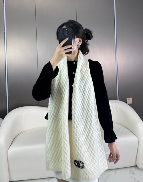 Elegant Chanel Wool Scarf with Diamond Pattern and Iconic Logo - Warm and Stylish 1 Elegant Chanel Wool Scarf with Diamond Pattern and Iconic Logo - Warm and Stylish