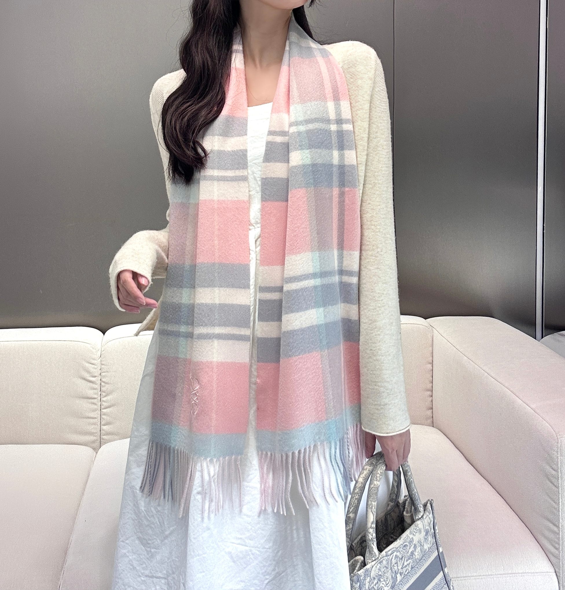 新款到！百分之百山羊绒！2025年罗意微难得的高端女款，非常正的女士围巾~面料大爱，非常柔软细腻舒服‼大