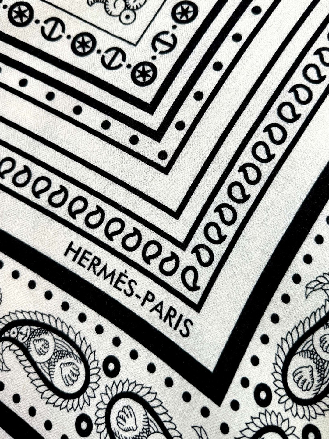 专柜同步 Hermes【双面同色 顶级丝绒方巾140推荐💕顶级工艺超值‼️爱马仕专柜爆款🎁🎁羊绒方巾💟立体呈现图案纹路实