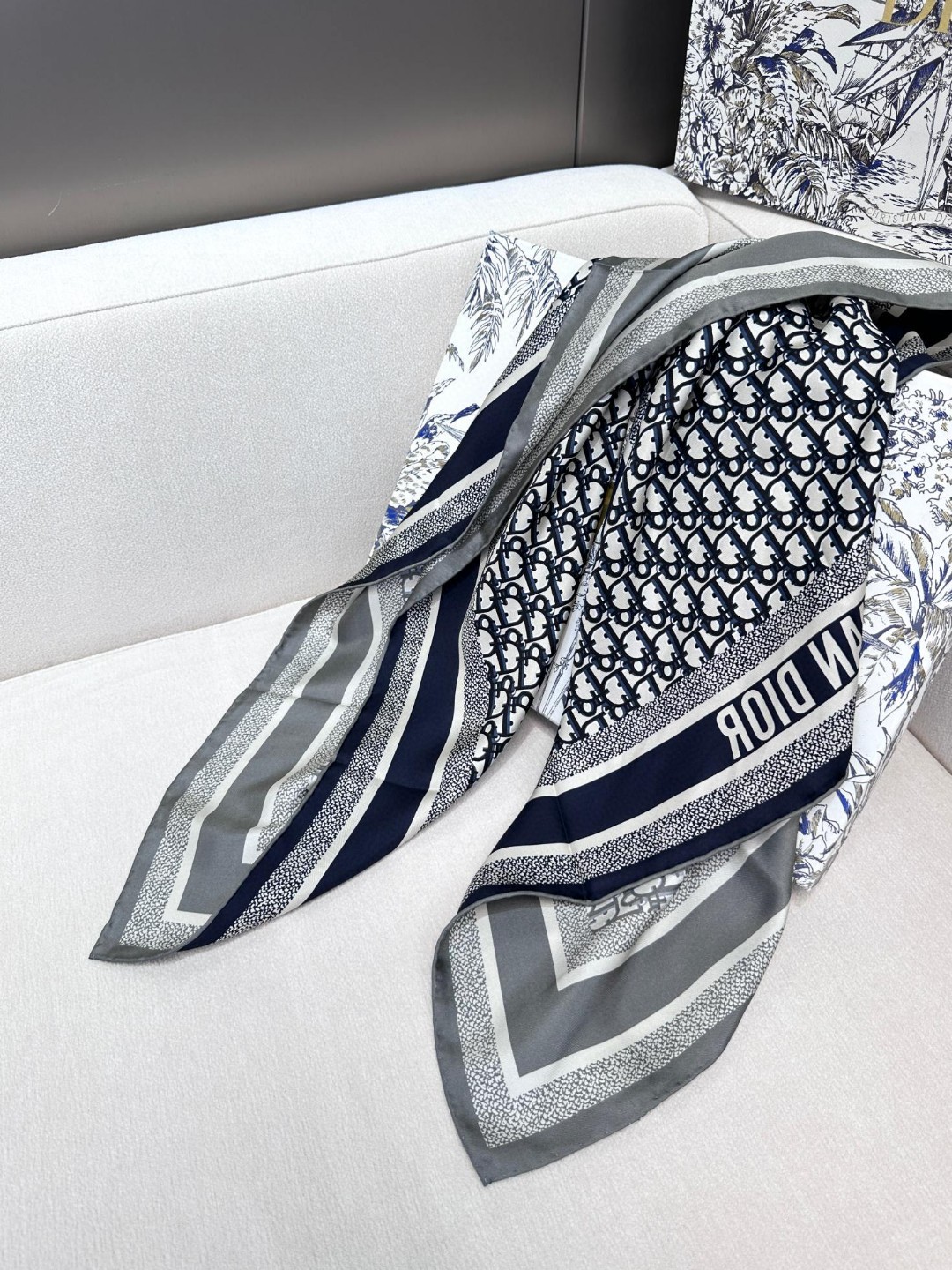 😘👍D家专柜经典主打款【D老花双面90】真丝方巾💟 这款Diortwin方巾采用双色双面设计，向标志性的