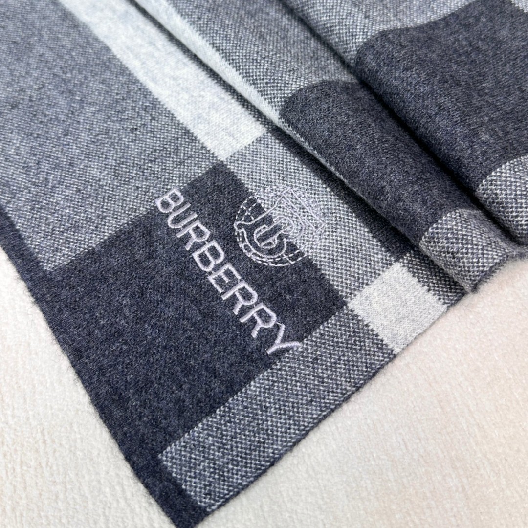 Burberry爆款上新 升级版本！非常柔软亲肤！高端男女士围巾👍【经典格纹地球标志】独家牛货🐂 具有超