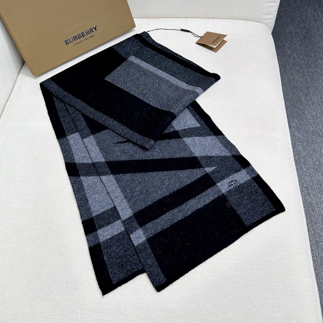 Burberry爆款上新 升级版本！非常柔软亲肤！高端男女士围巾👍【经典格纹地球标志】独家牛货🐂 具有超