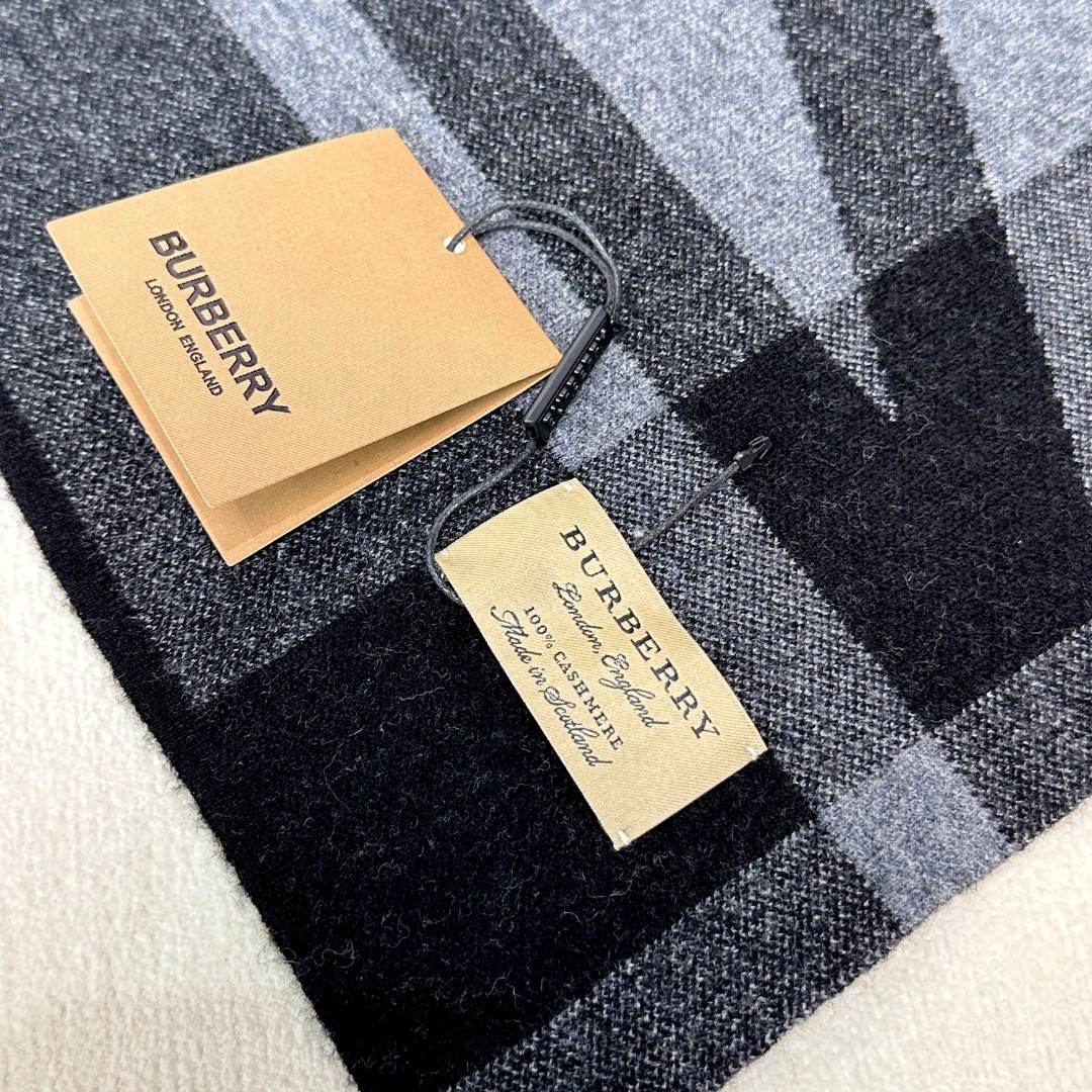 Burberry爆款上新 升级版本！非常柔软亲肤！高端男女士围巾👍【经典格纹地球标志】独家牛货🐂 具有超