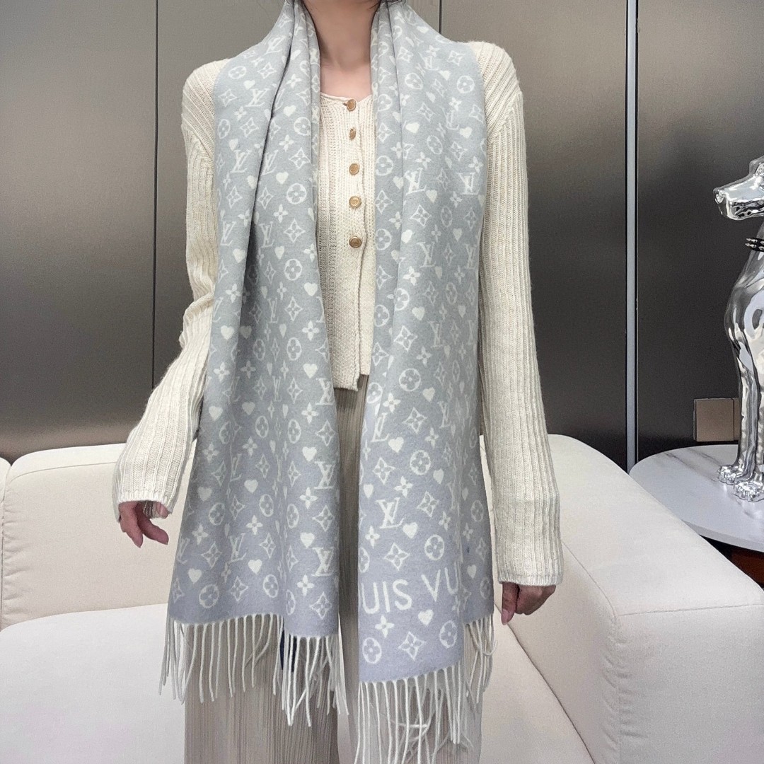 【▪️可以信手拈来的高级时髦感！！】品质超级赞，这个价格真心超值到家了！！LV又一款秋冬款围巾，老花是L