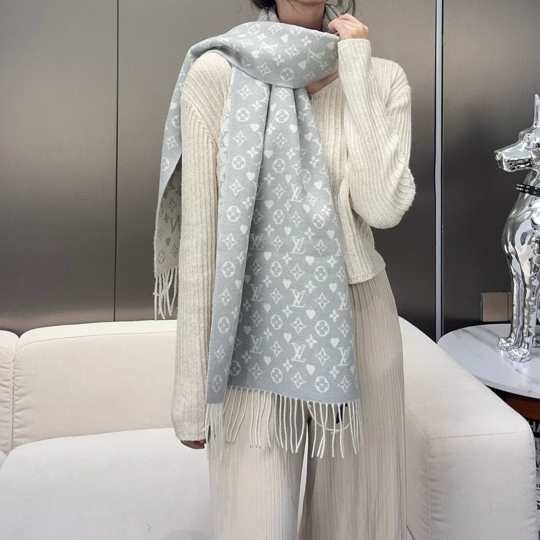 【▪️可以信手拈来的高级时髦感！！】品质超级赞，这个价格真心超值到家了！！LV又一款秋冬款围巾，老花是L