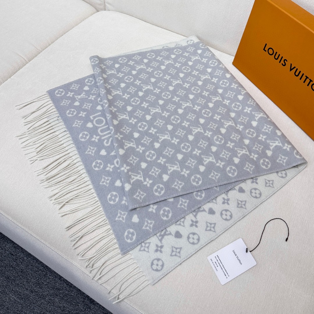 【▪️可以信手拈来的高级时髦感！！】品质超级赞，这个价格真心超值到家了！！LV又一款秋冬款围巾，老花是L