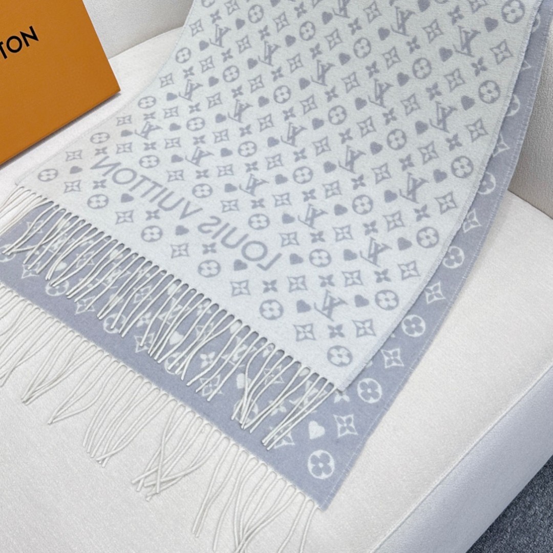 【▪️可以信手拈来的高级时髦感！！】品质超级赞，这个价格真心超值到家了！！LV又一款秋冬款围巾，老花是L