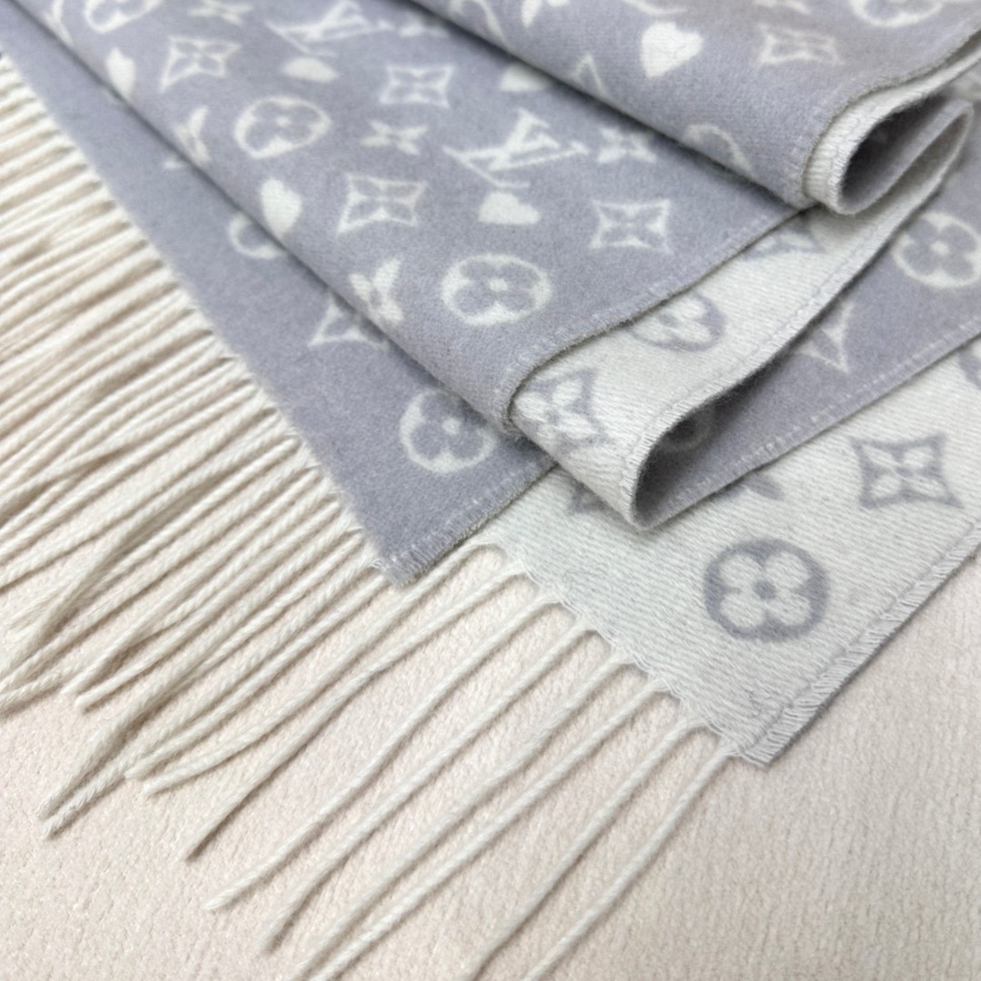 【▪️可以信手拈来的高级时髦感！！】品质超级赞，这个价格真心超值到家了！！LV又一款秋冬款围巾，老花是L