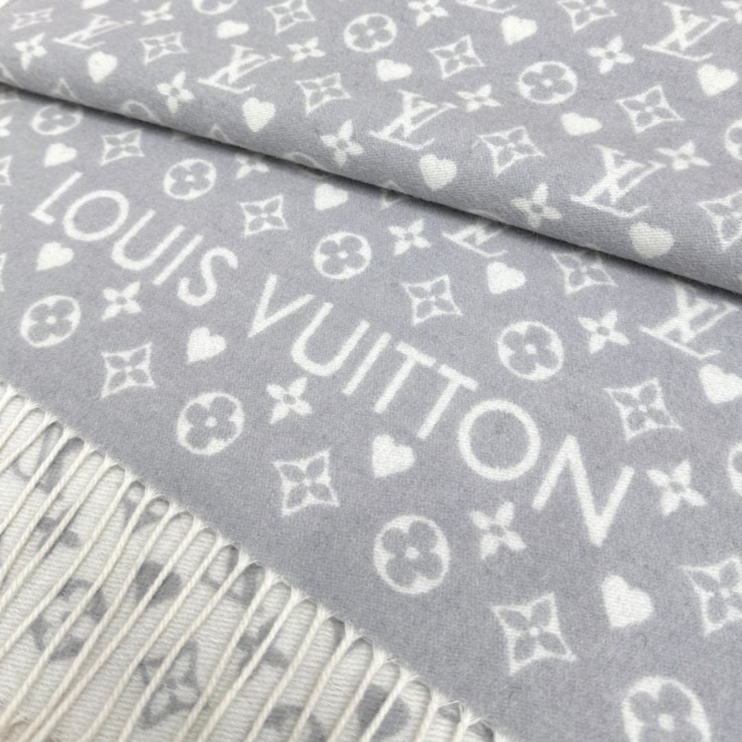 【▪️可以信手拈来的高级时髦感！！】品质超级赞，这个价格真心超值到家了！！LV又一款秋冬款围巾，老花是L