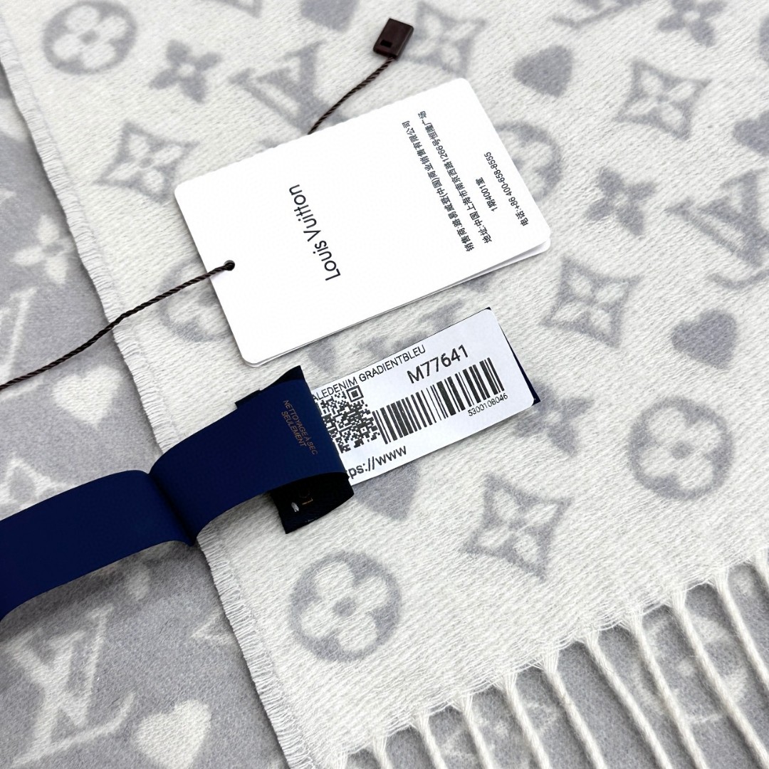 【▪️可以信手拈来的高级时髦感！！】品质超级赞，这个价格真心超值到家了！！LV又一款秋冬款围巾，老花是L