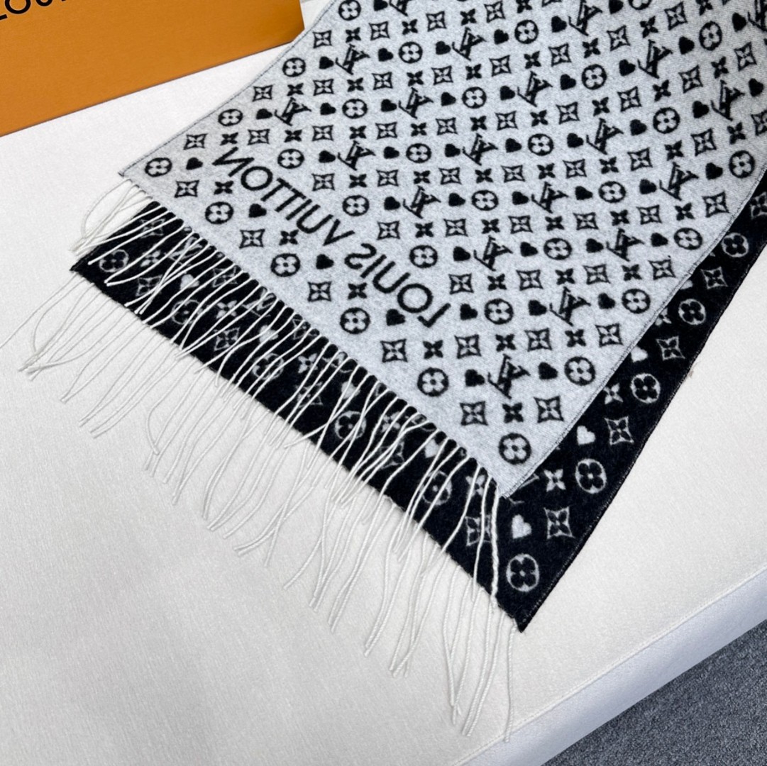 【▪️可以信手拈来的高级时髦感！！】品质超级赞，这个价格真心超值到家了！！LV又一款秋冬款围巾，老花是L