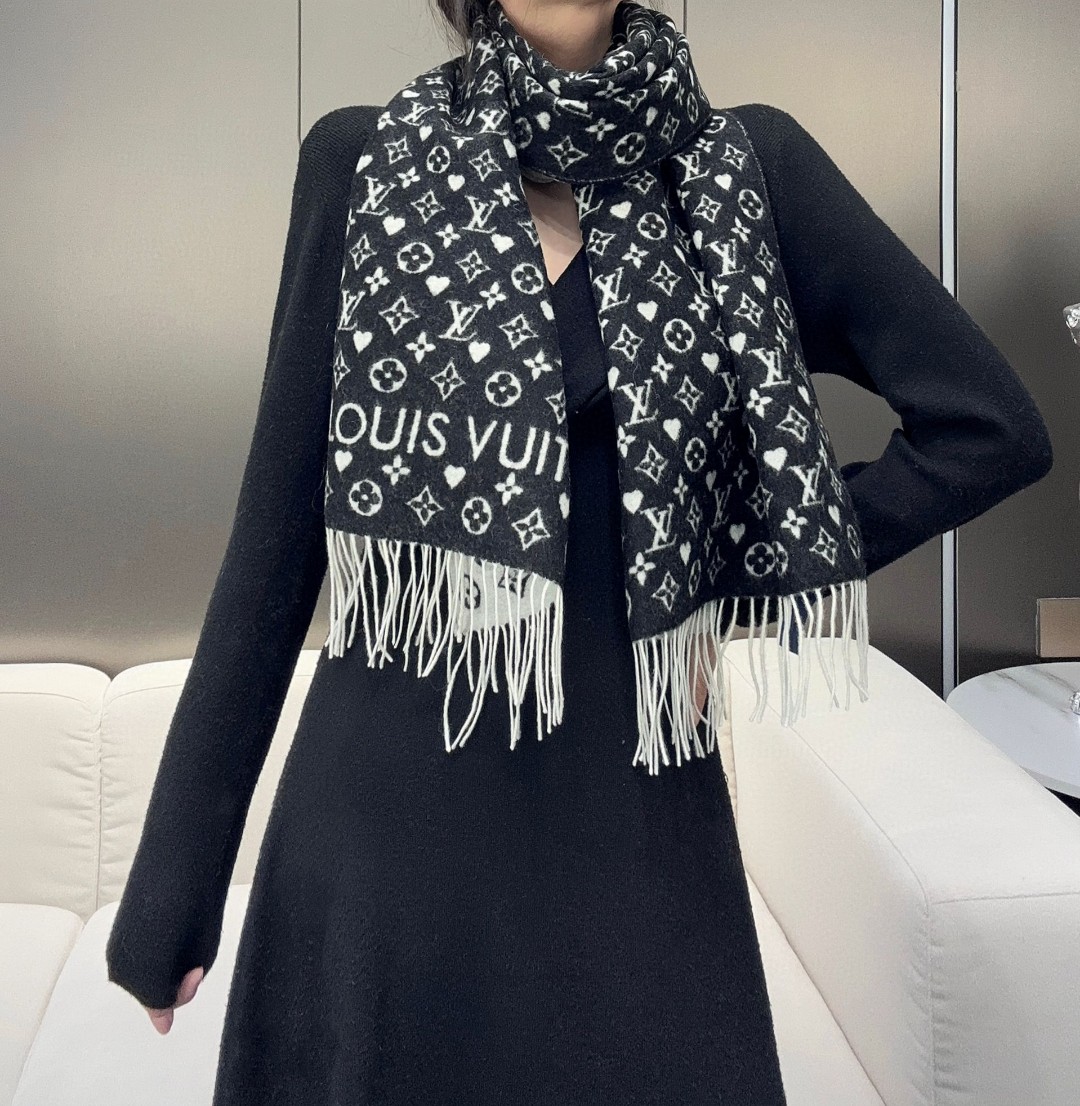 【▪️可以信手拈来的高级时髦感！！】品质超级赞，这个价格真心超值到家了！！LV又一款秋冬款围巾，老花是L