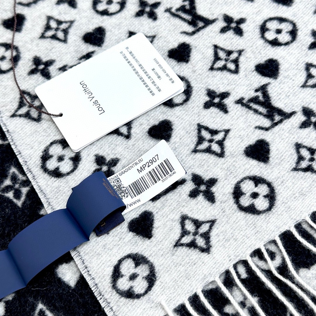 【▪️可以信手拈来的高级时髦感！！】品质超级赞，这个价格真心超值到家了！！LV又一款秋冬款围巾，老花是L