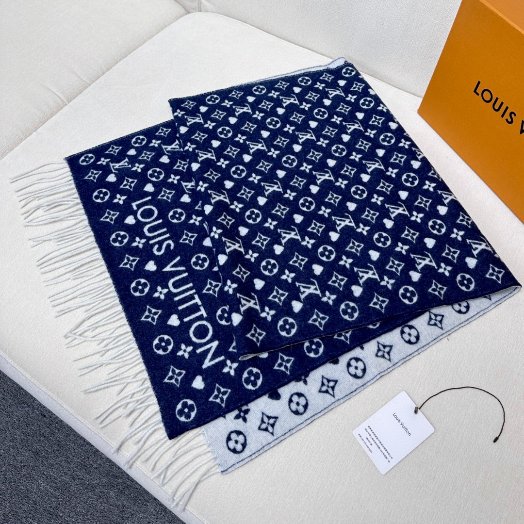 【▪️可以信手拈来的高级时髦感！！】品质超级赞，这个价格真心超值到家了！！LV又一款秋冬款围巾，老花是L