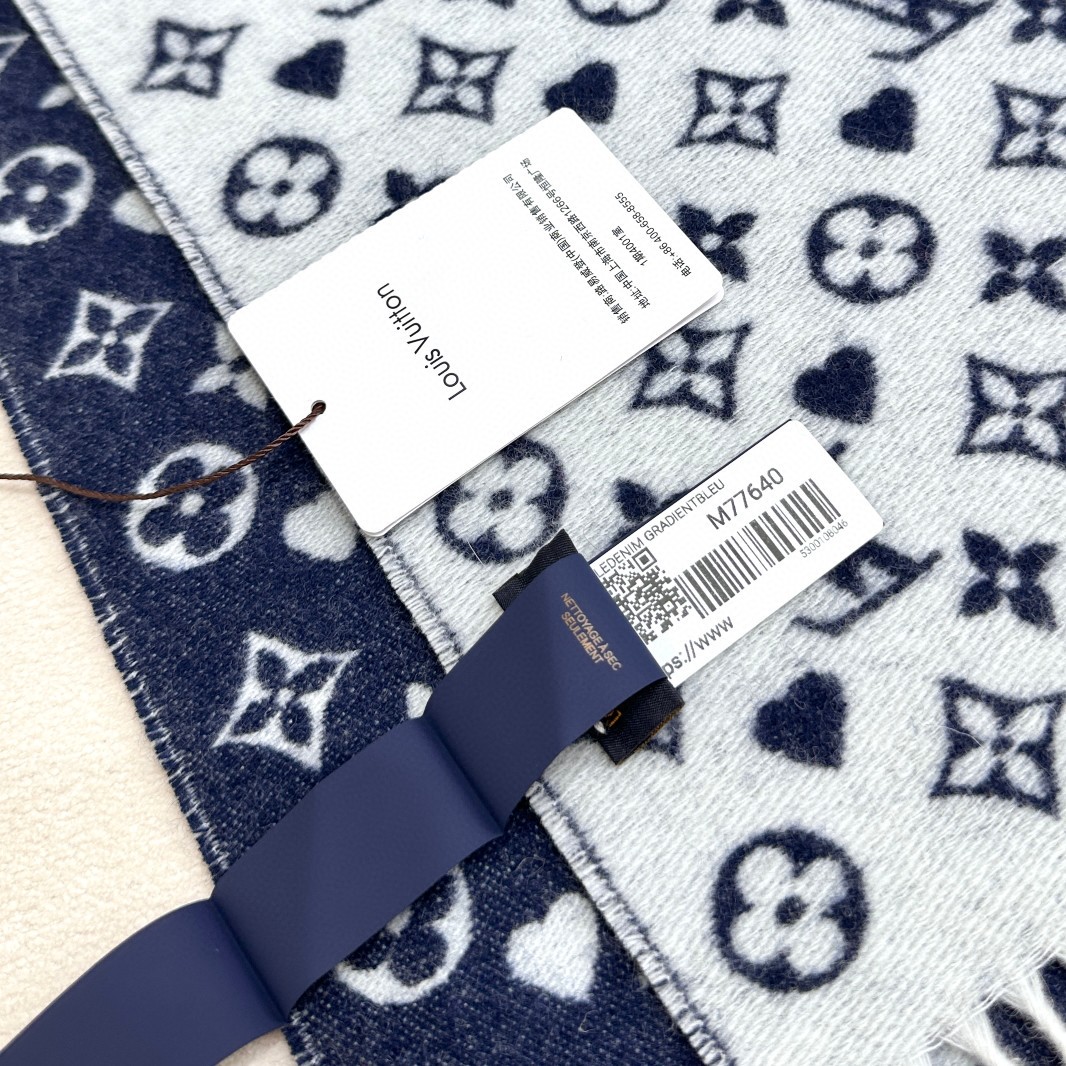 【▪️可以信手拈来的高级时髦感！！】品质超级赞，这个价格真心超值到家了！！LV又一款秋冬款围巾，老花是L