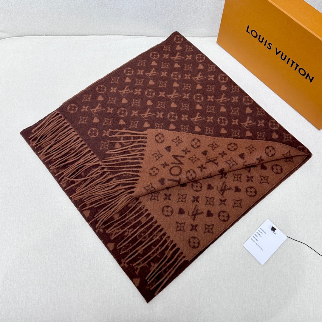 【▪️可以信手拈来的高级时髦感！！】品质超级赞，这个价格真心超值到家了！！LV又一款秋冬款围巾，老花是L