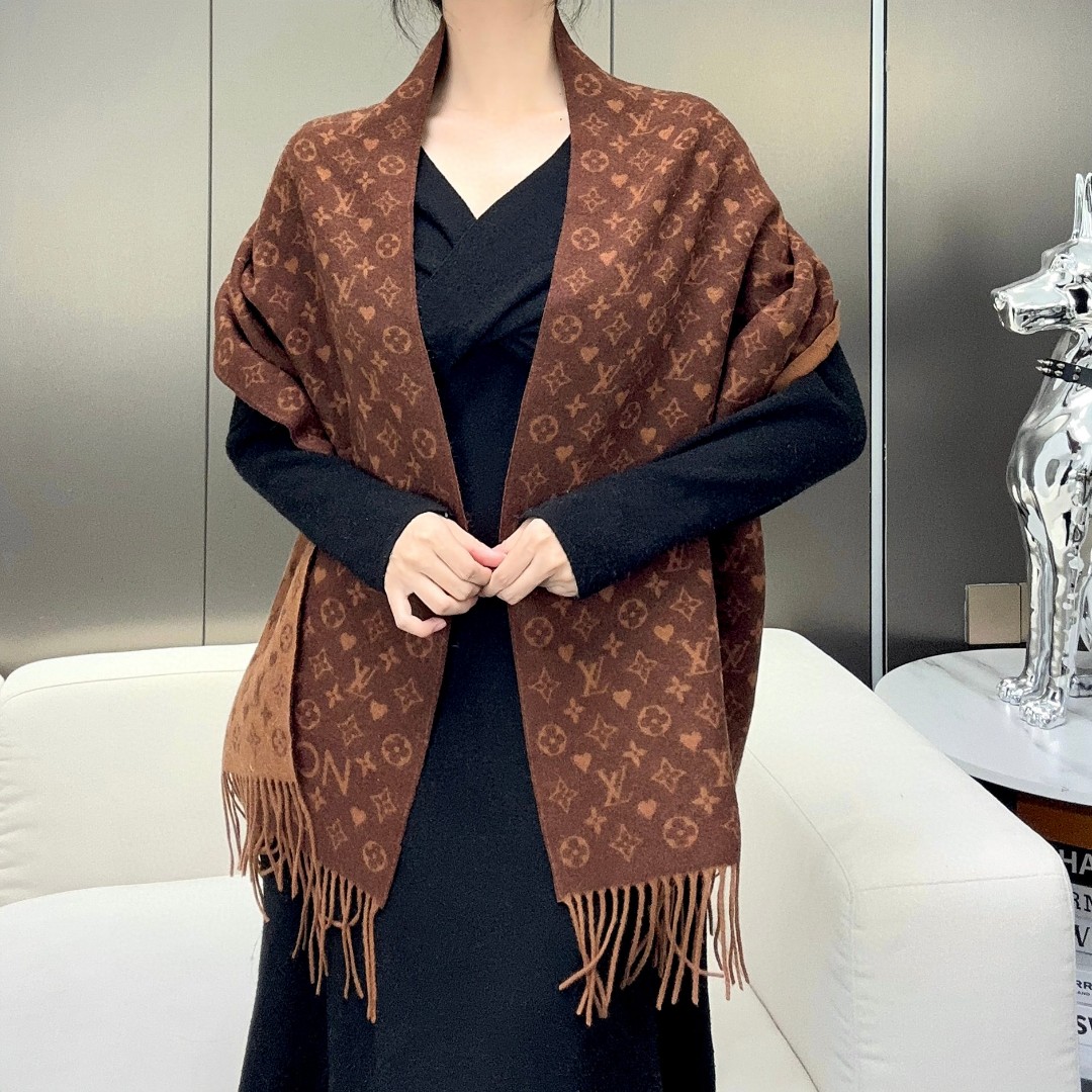 【▪️可以信手拈来的高级时髦感！！】品质超级赞，这个价格真心超值到家了！！LV又一款秋冬款围巾，老花是L