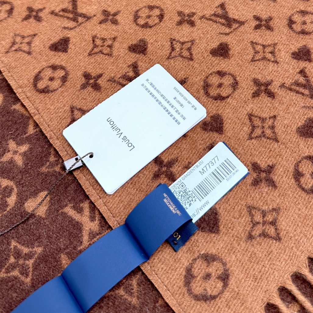 【▪️可以信手拈来的高级时髦感！！】品质超级赞，这个价格真心超值到家了！！LV又一款秋冬款围巾，老花是L