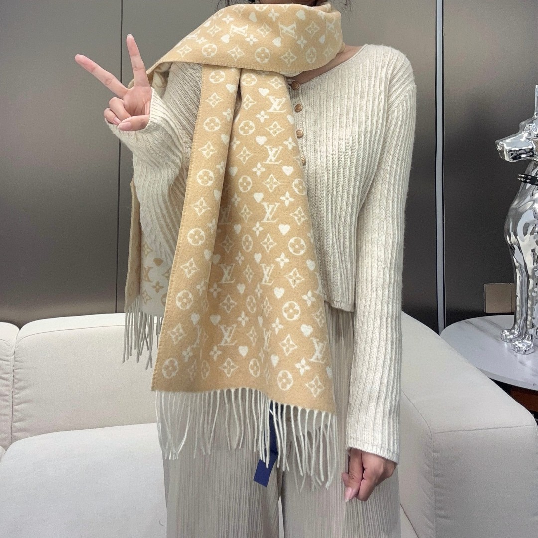 【▪️可以信手拈来的高级时髦感！！】品质超级赞，这个价格真心超值到家了！！LV又一款秋冬款围巾，老花是L
