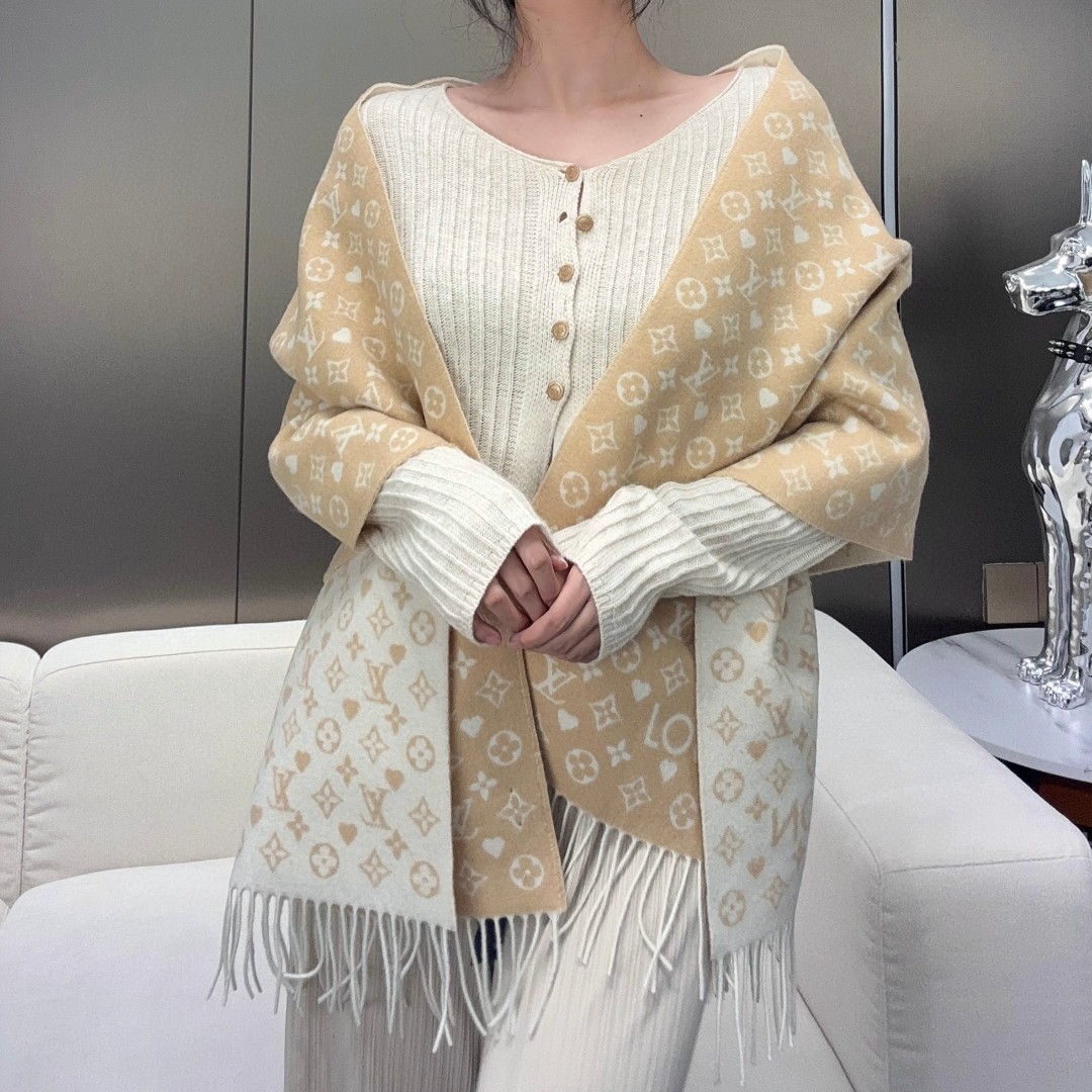 NO:341236,【High-end and fashionable feeling that can be easily picked up!  !  】The quality is amazing, this price is really worth it!  !  Another autumn and winter scarf in LV, presbyopia is the most fashionable design of LV!  !  What’s special about this model is that the style is Lv’s most classic and pleasing Monogram presbyterian, and it has a long scarf design, which is very easy to control!  !  Classic luxury!  It looks really good with such a scarf in autumn and winter!  !  !  The size of cashmere scarf is very easy to control with size 45*200cm!  High-version scarf, high-version scarf, louis vuitton19860909【可以信手拈来的高级时髦感！！】品质超级赞,这个价格真心超值到家了！！LV又一款秋冬款围巾,老花是LV最时髦的设计！！此款的特别之处就在于款式是Lv最经典最耐看的Monogram老花,又是长巾设计,非常好驾驭！！经典奢华！秋冬配这样的围巾真心好看！！！尺寸规格45*200cm非常好驾驭的羊绒围巾尺寸！高版本围巾,高版本围巾,louis vuitton,scarf
