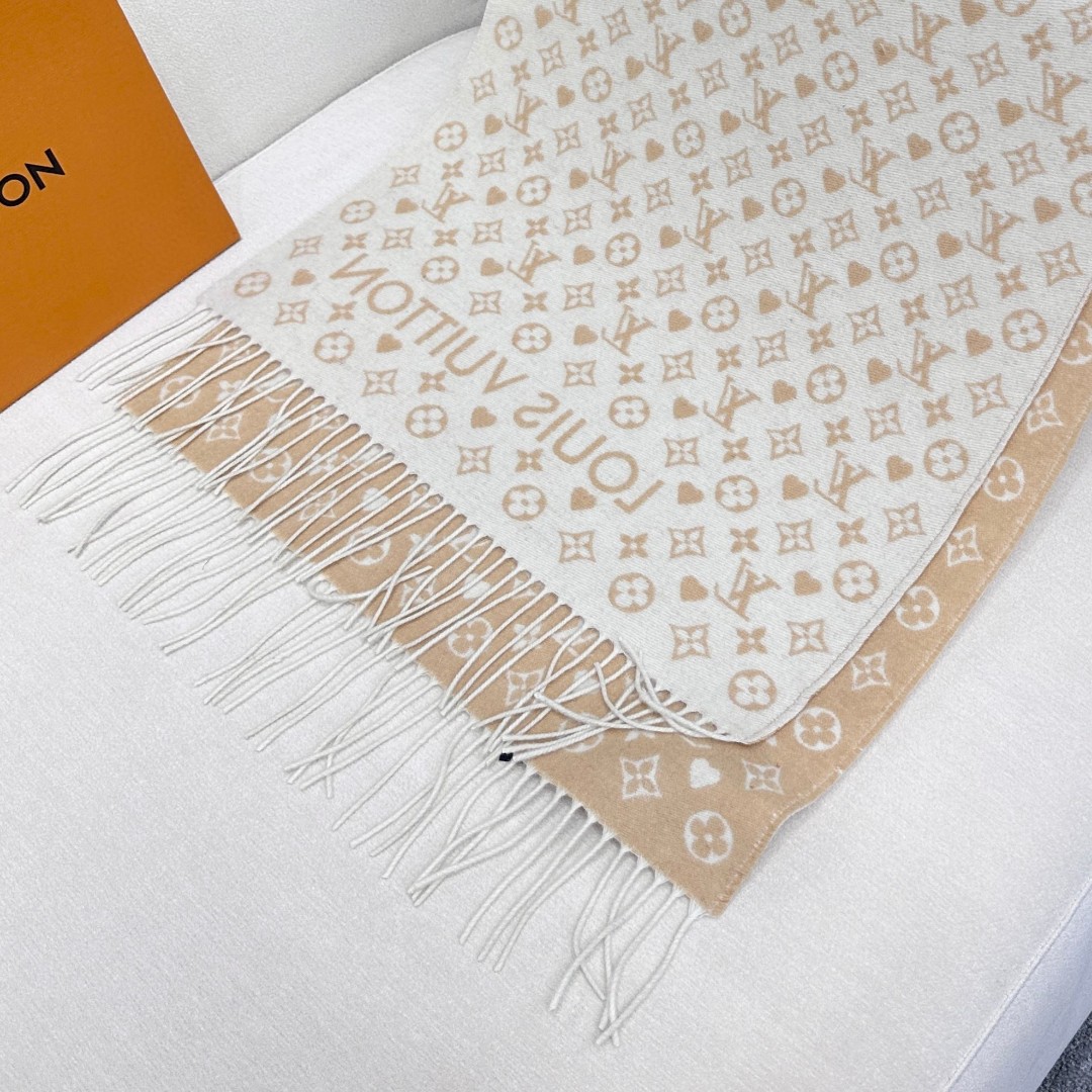 【▪️可以信手拈来的高级时髦感！！】品质超级赞，这个价格真心超值到家了！！LV又一款秋冬款围巾，老花是L