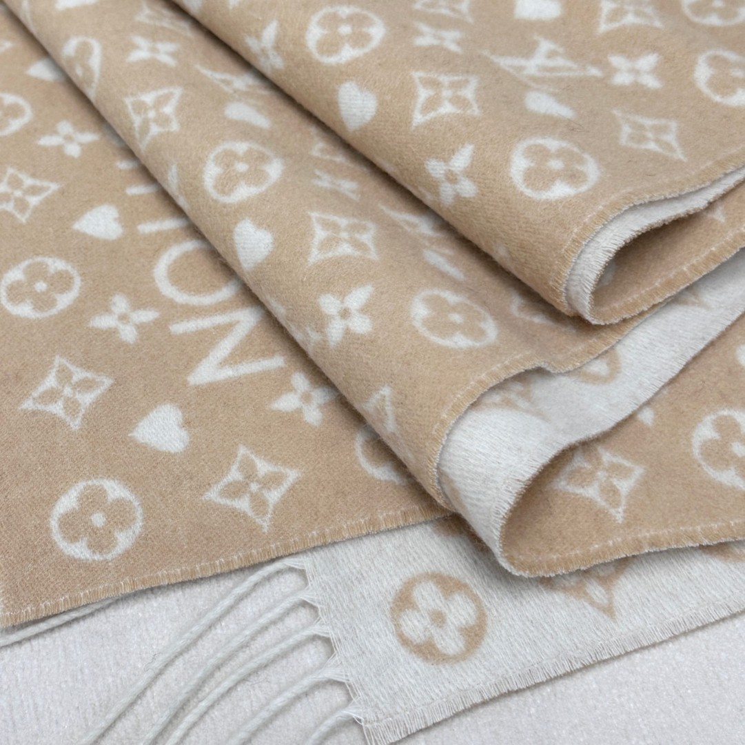 【▪️可以信手拈来的高级时髦感！！】品质超级赞，这个价格真心超值到家了！！LV又一款秋冬款围巾，老花是L