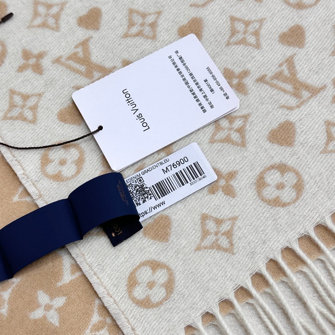 【▪️可以信手拈来的高级时髦感！！】品质超级赞，这个价格真心超值到家了！！LV又一款秋冬款围巾，老花是L