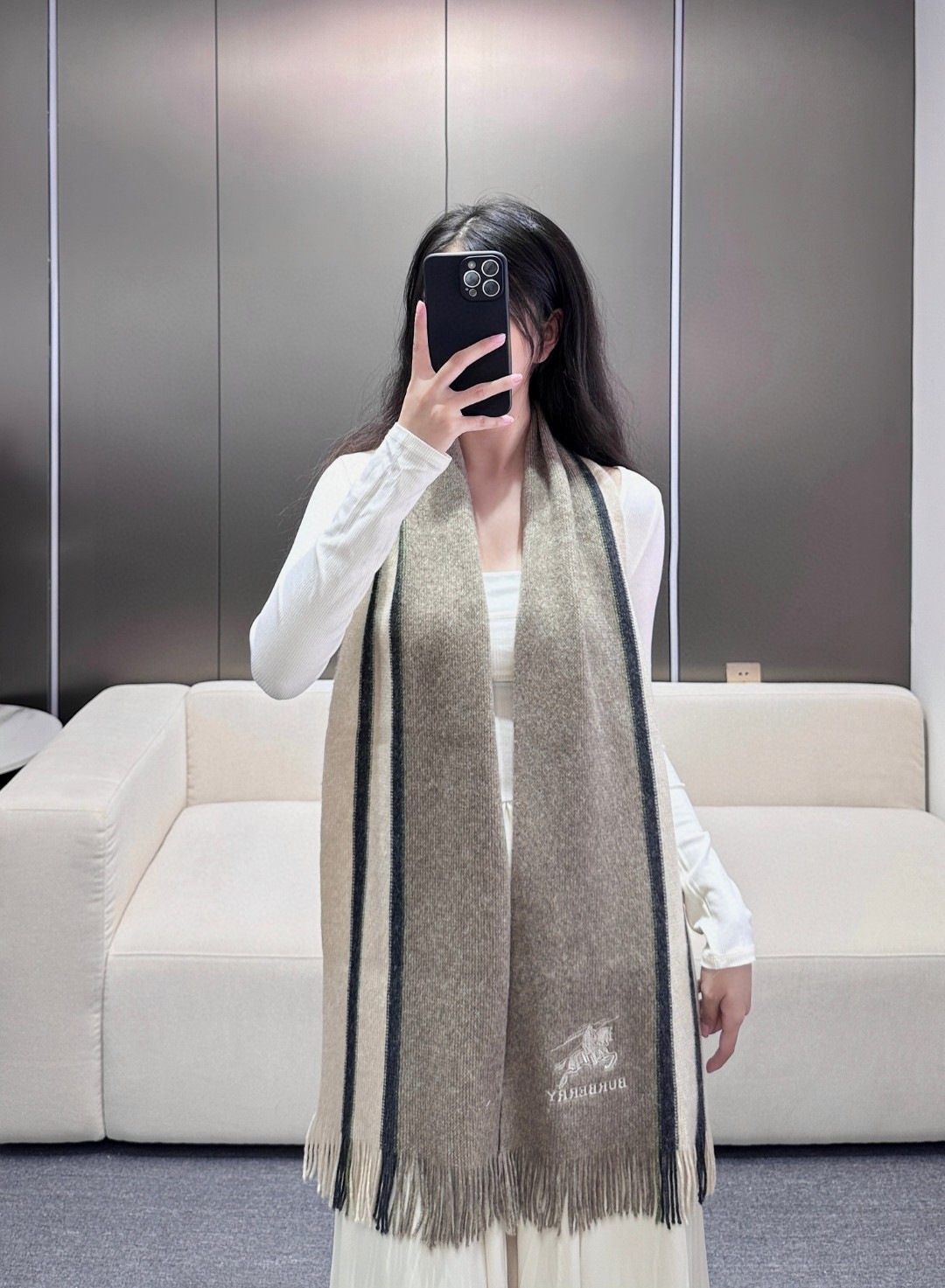NO:186725,New!  The same style for men and women, 100% pure cashmere Burberry synchronous counter, high-end cashmere knitted scarf!  】It can be formal, free, very Classical design. This weaving method is relatively difficult, and it costs a lot of yarn, and the process is very difficult!  !  !  Such a scarf is definitely an unsatisfactory item!  The cashmere scarf that looks good at any surround is really unique!  !  It's so practical and versatile, but there's no unnecessary design, and it looks good no matter how you surround it!  It has a drape, warm and very slimming!  It is very suitable to match formal wear or casual wear ~ folding or circling is perfect, with a warm and elegant 30180 high-version scarf, high-version scarf, burberry, christian louboutin19860909上新！男女同款,百分百纯羊绒 巴宝莉同步专柜,高端羊绒针织围巾！】可正式,可随意,非常Classical的设计.这款织法比较难,又很费纱线,工艺难度非常大！！！这样的围巾,绝对是一条审美不过时的单品！随便围都会好看的羊绒围巾,版型真是一绝！！太实用百搭了,其实没有多余的设计,怎么围都好看！有垂坠感,温暖且非常显瘦！搭配正装或者搭配休闲装都很合适~对折挂围或者绕圈围都完全可以,有温度的风度30180高版本围巾,高版本围巾,burberry,christian louboutin,scarf