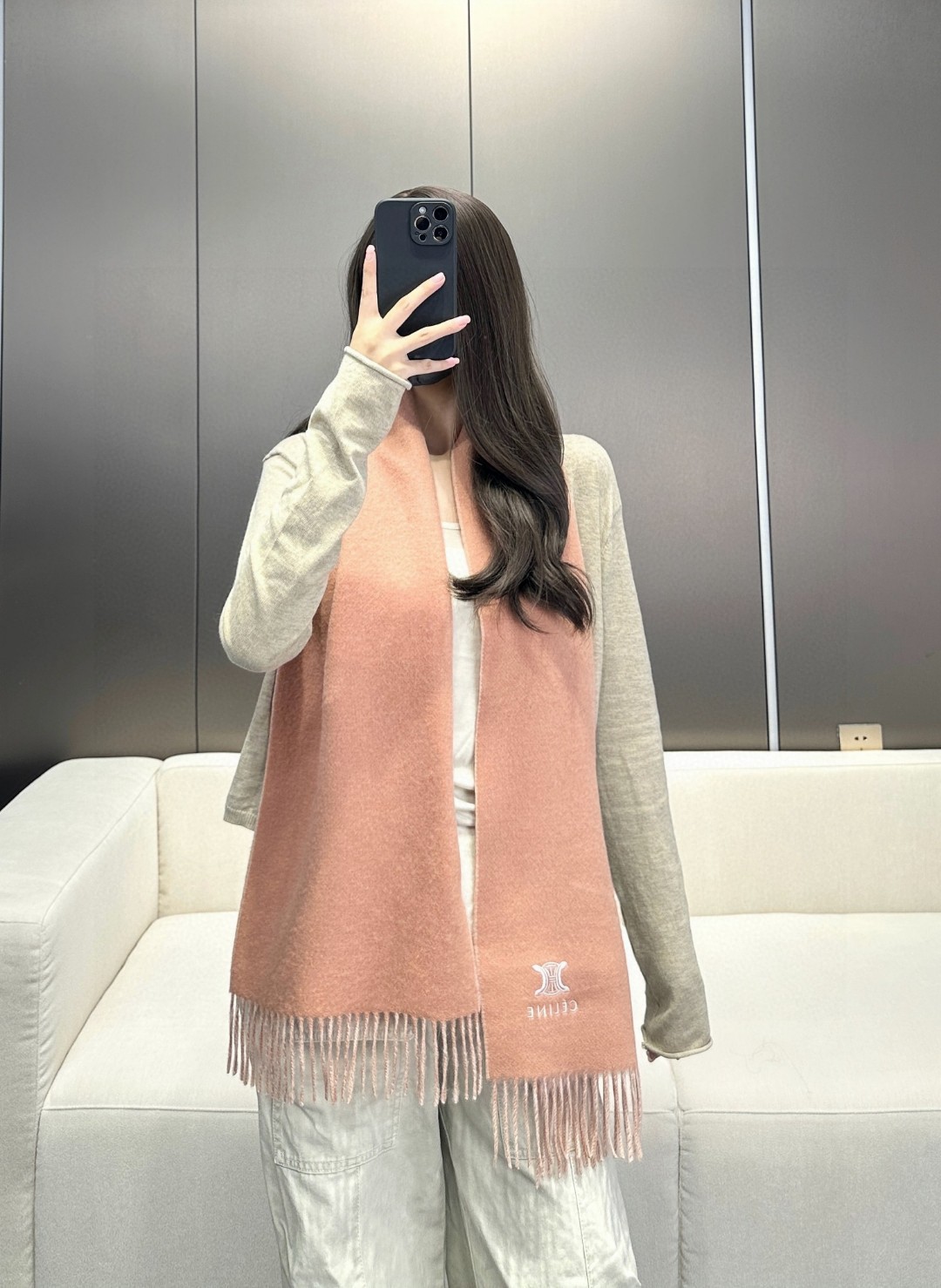 NO:186605,New models are here!  Selin. Can be worn on both sides!  Each one is equivalent to buying two scarves!  There are 4 colors in total, each color is so beautiful that it is suffocating. Double-sided and double-colored heavy stuff. With a little water ripple!  Elegant and not overly ostentatious!  180*30cm~~.50 cashmere 50 lamb wool is used to increase toughness!  The texture is very soft ~ the color and color fastness raw materials are all world-class. So I'll be happy when I buy it!  High-version scarf, high-version scarf, celine19860909新款到！赛琳.双面都可以戴！每一条等于买了二条围巾！一共4色,每个颜色都美到窒息.双面双色重磅的东西.带一点水波纹！既优雅又不会过于张扬！180*30cm~~.50羊绒50羊羔毛用来增加韧性！质感非常柔软～色泽度色牢度原料都是世界级的.所以买到就赚开心啦！高版本围巾,高版本围巾,celine,scarf