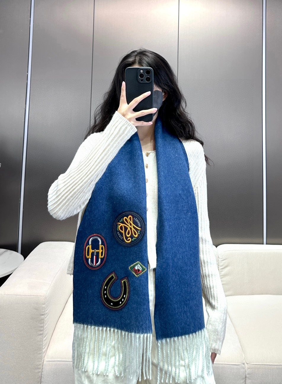 NO:186610,Aishtanning denim scarf!  It is full of casual style and is equipped with 4 medals of different styles and materials. It is not a bad idea that the horse lovers are a must-have for the series!  Cashmere, 25*180cm high-version scarf, high-version scarf, hermes19860909爱士丹宁牛仔围巾！休闲范十足,配以4个风格材质不同的勋章,不亏是爱马家,合格养马人必入系列！羊绒,25*180cm 高版本围巾,高版本围巾,hermes,scarf