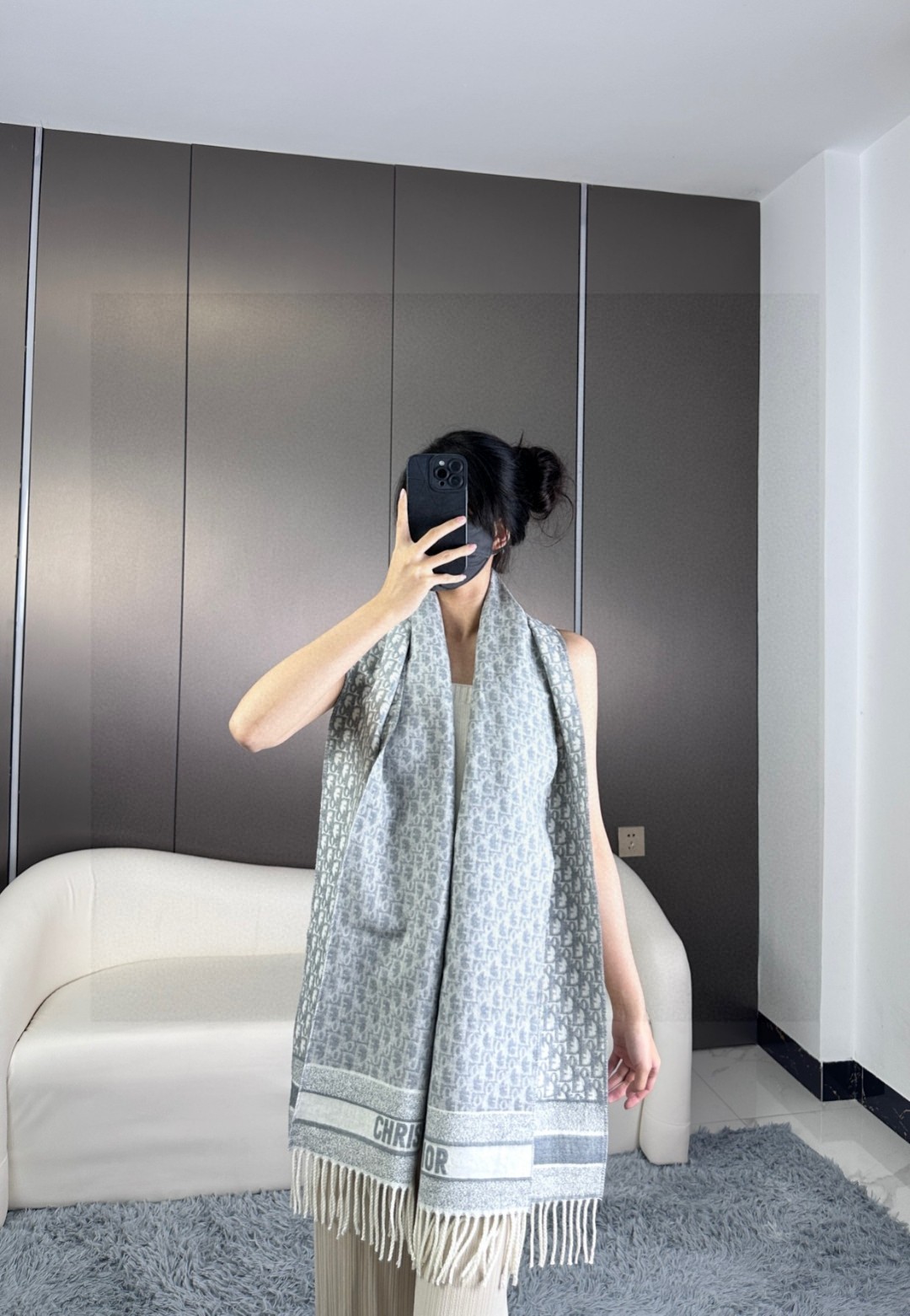 NO:186622,Dio* Oblique print/embroidery pattern decoration was first introduced by D in 1967. Most of this scarf is knitted, with striped edges embellished to highlight the Dio* logo. It is tied to add a touch of pattern decoration to the neck, which is fashionable and versatile. D Oblique print pattern size 45 cm x 200 cm Fabric cashmere high-version scarf, high-version scarf, dior19860909Dio* Oblique 印花/刺绣图案装饰,于 1967 年由 D率先推出.这款围巾大部分采用针织手法,边缘采用条纹装饰突显 Dio*徽标.系在颈部增添一丝图案装饰,时尚百搭.D Oblique 印花图案尺寸45 厘米 x 200 厘米 面料 羊绒高版本围巾,高版本围巾,dior,scarf