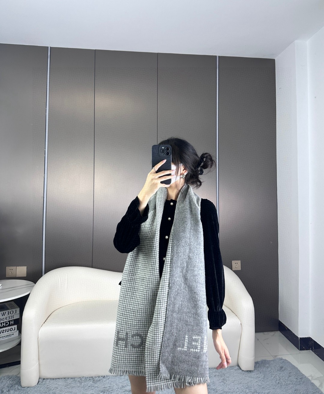 NO:186628,CHANEL fragrant grandma tail single new 23B houndstitch color-blocked cashmere scarf, directly out of European, genuine genuine orders... Come out with large goods, without too many bad words, it is the best Chanel in the world, only the upper body will know its beauty, full of big brand style. Classic color-blocked logo jacquard style, with houndstitched houndstitch, F-product can't be imitated at all... The appearance method that never goes wrong, even if it will be like this for many years, TA's high-end and elegant,  The designer has fully demonstrated its beauty, fascinating, and never out of time, the fashionable shawl of the best elite master level. This Chanel style is really the more you look at the real thing, the more you look at it, the more you look at it, the more you like it, the more you look at it, the more you like it, very weight and drooping, invincible, good shape is beautiful, it is really invincible and comfortable to hold it in your hand, the purchase price is 7985, customer supply cashmere, specifications, 45*185cm high-version scarf, high-version scarf, chanel, shawls19860909CHANEL香奶奶尾单新款23B千鸟格拼色羊绒围巾,直接出欧洲的,正儿八经的正品订单…和大货一起出来,不用多流弊的文字,它是全世界最好的Chanel,上身才会知道它的美,大牌范十足.经典拼色logo提花风格,配上千鸟格,F货根本仿不来哦…永远不出错的出场方式,既使再过多少年都是如此,TA的高级与优雅,被设计师发挥到淋漓尽致,美得令人心醉神往,永不过时极品精英高手级别的时髦感披肩这款Chanel的款,实物真的越看越爱,越看越时髦,越看越喜欢,非常有份量和垂感,无敌无敌好造型美的不要不要的,握在手里真的无敌舒适代购价7985,客供羊绒,规格,45*185cm高版本围巾,高版本围巾,chanel,shawls,scarf