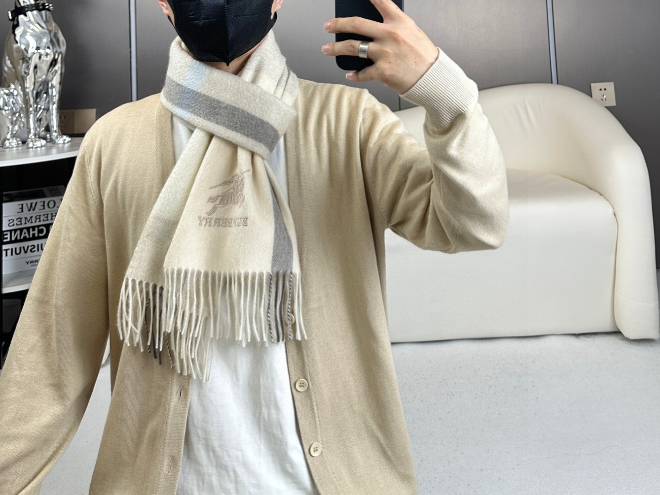 NO:186639,New models are here!  100% cashmere!  The rare high-end men's style of Burberry, a very formal men's scarf~ the fabric is very soft, delicate, comfortable, and simple, super beautiful male god color scheme, a style that any boy will like, the classic war horse logo is very exquisitely decorated, with texture but not ostentatious~ the synchronization counter, a universal style for men and women, the specifications are 30-170cm, formal wear or casual wear are very suitable~ the folding or circle circling is perfect, gentlemanly and stylish ~ the warm and gentlemanly styled two colors of high-version scarf, high-version scarf, burberry19860909新款到！百分之百山羊绒！巴宝利难得的高端男款,非常正的男士围巾~面料大爱,非常柔软细腻舒服大气简约,超级好看的男神配色,任何男生都会喜欢的款吧,经典战马Logo非常精致的点缀,有质感不张扬~同步专柜,男女通用款式,规格30-170cm搭配正装或者搭配休闲装都很合适~对折挂围或者绕圈围都完全可以,绅士有型~有温度的风度两个色高版本围巾,高版本围巾,burberry,scarf