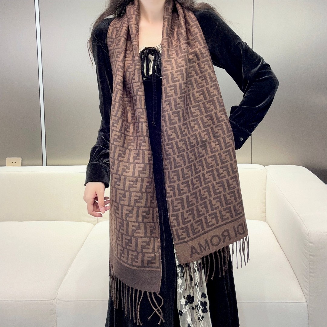 NO:186645,FEN/DI [FF logo cashmere tassel long scarves] official website is updated simultaneously, blended jacquard knitting, soft, comfortable, luxurious and textured. It is created by the two-color interwoven jacquard process, corresponding to the stripes of the color, simple, generous and fashionable, the real thing is very high-end, can be seen but hard to find, good goods are not waiting for, if you like it, you cannot miss it!  Size 30X200cm high-version scarf, high-version scarf, fendi19860909FEN/DI【FF标识羊绒流苏长巾】官网同步更新,混纺提花编织,手感柔软舒适奢华有质感,由双色交织提花工艺打造,对应色条纹收边,简单大方又时尚,实物非常高档,可遇而不可求,好货不等人,喜欢就不能错过哦！尺寸30X200cm 高版本围巾,高版本围巾,fendi,scarf