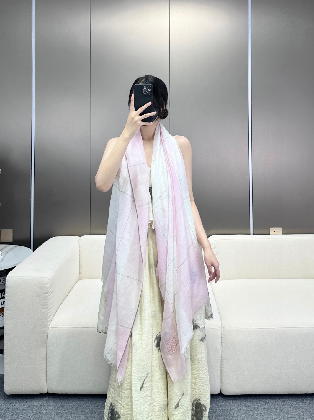 NO:186650,Luo Yiwei [LW light plaid long scarf] is very lucky to get things from this brand. It is really rare. It rarely makes orders in China. There are really few styles. Poor Luo Yiwei, as a top luxury brand in Spain, adheres to tradition, skills, enthusiasm, and exudes a unique Spanish aristocratic atmosphere! This model is a custom window model for Barcelona counters! The overall scarf is light and flowing, and the elegant and decent color will not be outdated no matter how you match it! Specifications 90x200 material cashmere. Three colors high-version scarf, high-version scarf, loewe19860909罗意威【LW轻盈格纹长巾】很幸运拿到這个品牌的东西,真的不多见,很少在国內做订单,款式真的少的可怜罗意威作为西班牙的顶尖奢侈品牌,秉承传统,技艺,热诚,散发独特的西班牙贵族气息！本款为巴塞罗纳专柜的橱窗定制款！围巾整体轻盈飘逸,大方得体的颜色,怎么搭配都不会过时！规格90x200材质山羊绒.三个色高版本围巾,高版本围巾,loewe,scarf