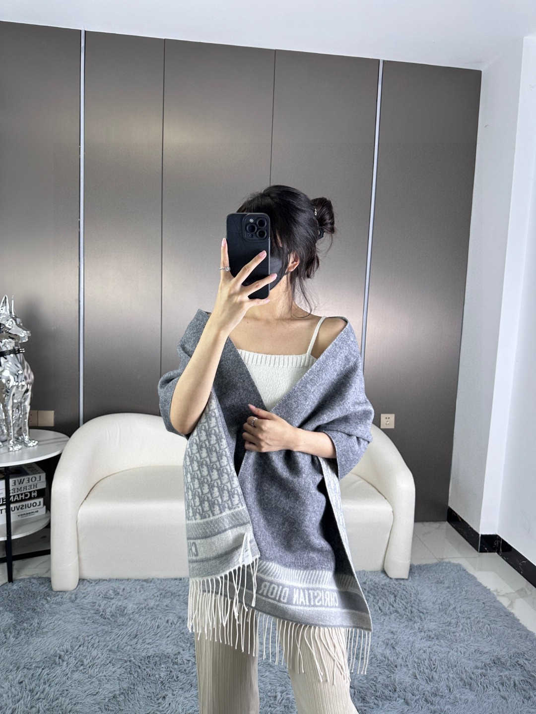 Dior 2024年Dior最新款 · 这款 Oblique 印花围巾重新诠释 Dior 标识