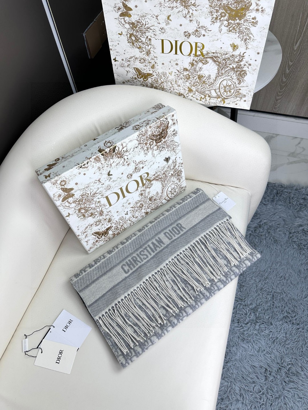 Dior 2024年Dior最新款 · 这款 Oblique 印花围巾重新诠释 Dior 标识