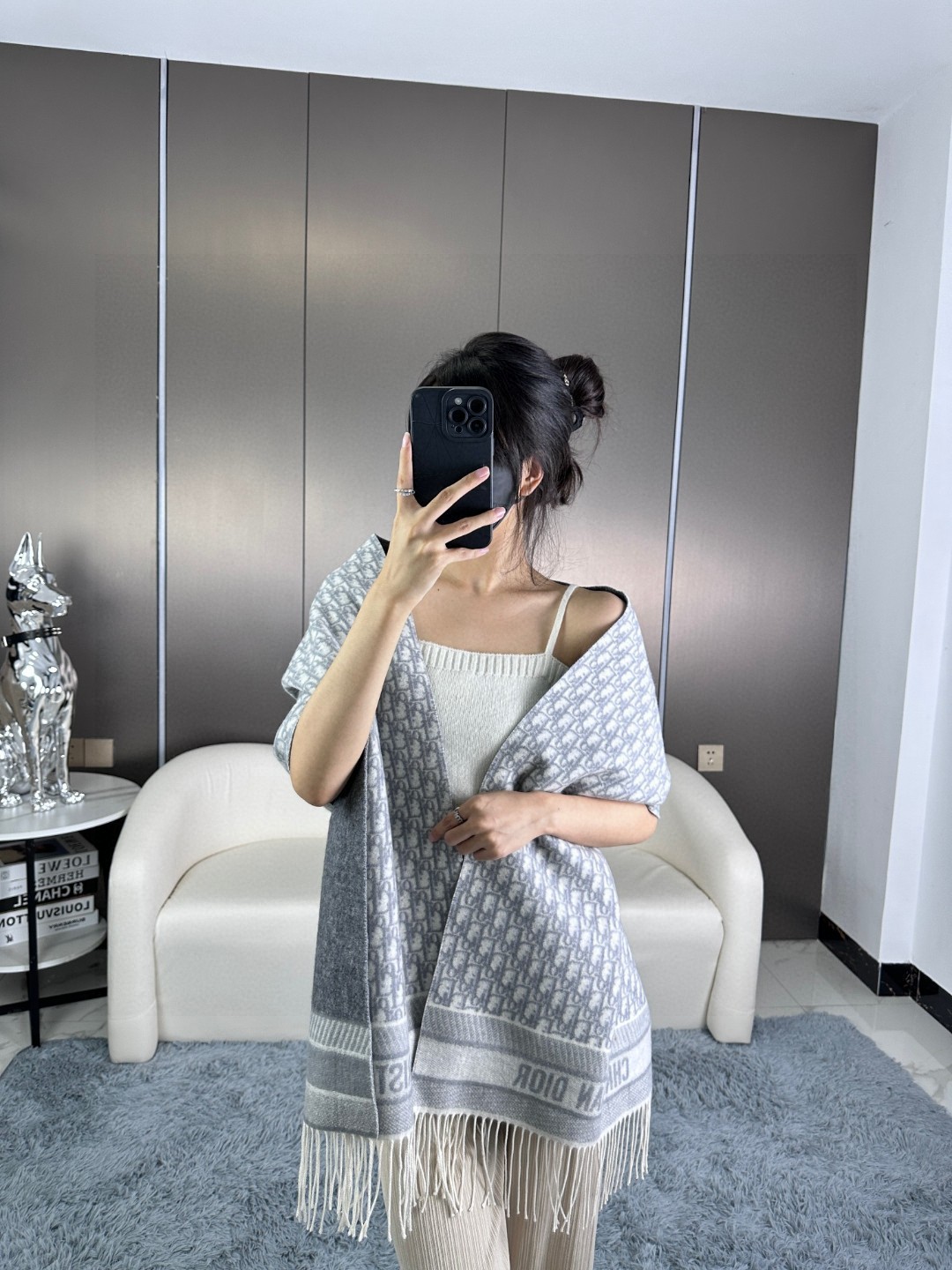 NO:511551,Dior latest model · This Oblique printed scarf reinterprets the Dior classic logo, showing the modern spirit. It is carefully crafted in navy blue cashmere with a double-sided design, with a solid color on one side and a Dior classic Oblique print on the other. The long design is decorated with a contrasting tone 'CHRISTIAN DIOR' logo jacquard strip pattern and tassel trim, which can be wrapped around the neck or draped on the shoulders. Gray Oblique print Double-sided design, grey and Oblique print 'CHRISTIAN DIOR' logo bar pattern Tassel decoration cashmere Made in Italy High-version scarf, high-version scarf, dior19860909Dior最新款 · 这款 Oblique 印花围巾重新诠释 Dior 经典标识,彰显现代精神.采用海军蓝色山羊绒精心制作,双面设计,一面采用纯色,另一面饰以 Dior 经典的 Oblique 印花.长款设计,饰以对比鲜明的同色调“CHRISTIAN DIOR”标志提花条形图案和流苏饰边,可围在颈部或披在肩部. 灰色 Oblique 印花 双面设计,灰色和 Oblique 印花 “CHRISTIAN DIOR”标志条形图案 流苏装饰 山羊绒 意大利制造高版本围巾,高版本围巾,dior,scarf