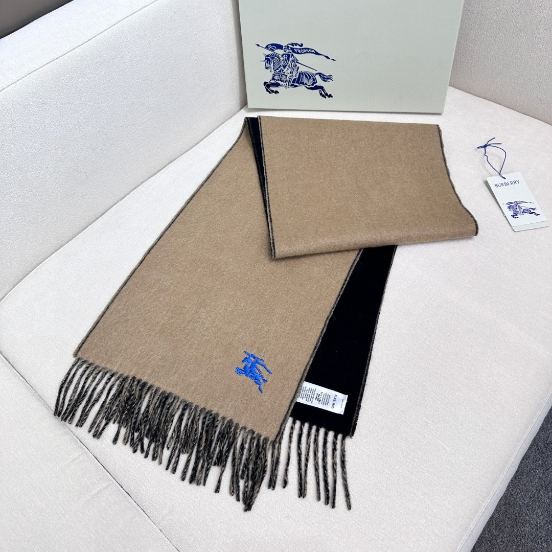 🆕𝐁𝐔𝐑𝐁𝐄𝐑𝐑𝐘 • 【双面素色刺绣长巾】官网同步上新❗️Size：168x30cm 100%绵羊毛慵